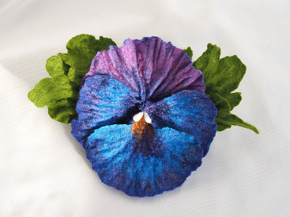 Pansy felted flower brooch