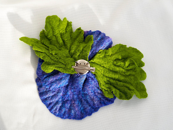 Pansy felted flower brooch
