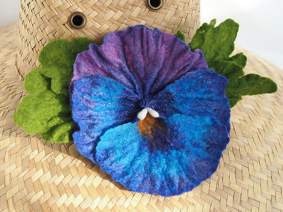Pansy felted flower brooch